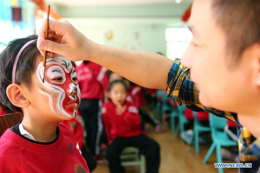 Peking Opera promoted at kindergarten in N China