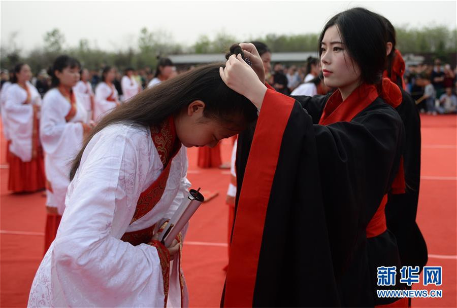 Girls attend adulthood ceremony in Xi'an