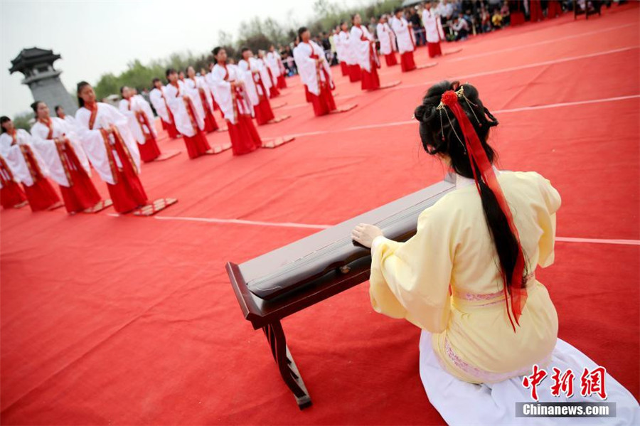 Girls attend adulthood ceremony in Xi'an