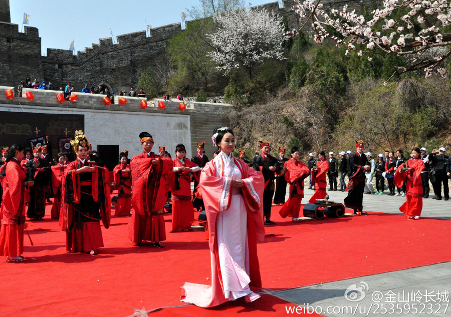 Traditional Chinese wedding at Jinshanling Great Wall