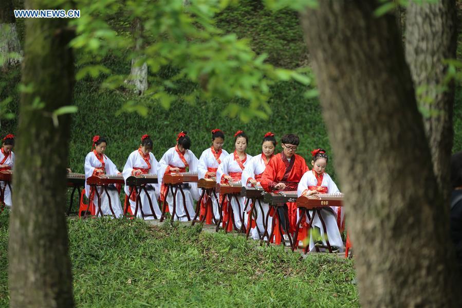 Teenagers play Chinese instrument Zheng in Hubei