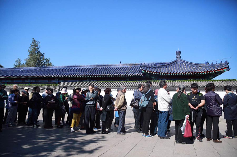 Mourners pay their last respects to Peking Opera master Mei Baojiu