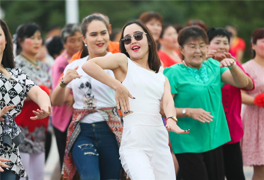 Dance carnival lighs up Tacheng in Xinjiang