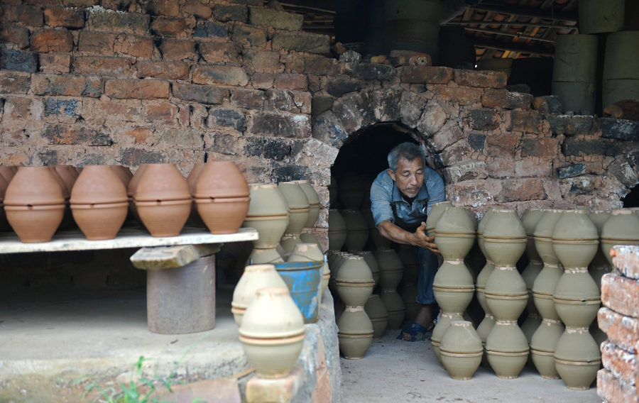 Man spends half a century making clay jars