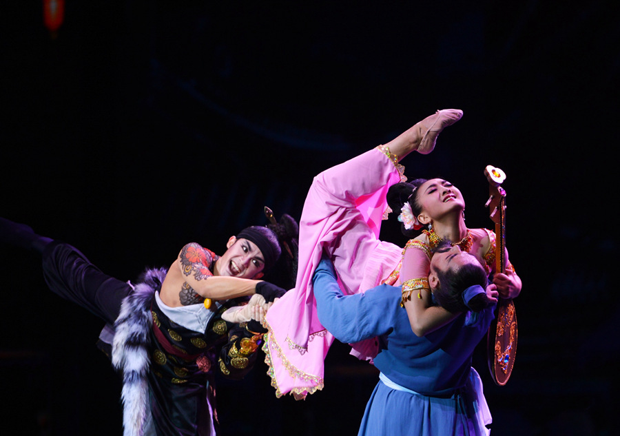 Classic dance drama 'Silk Road, Flower Rain' dazzles Dunhuang