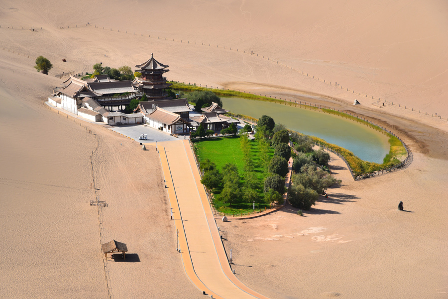 Crescent Lake: Green eye of the desert