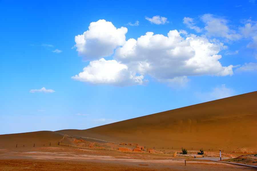 Crescent Lake: Green eye of the desert