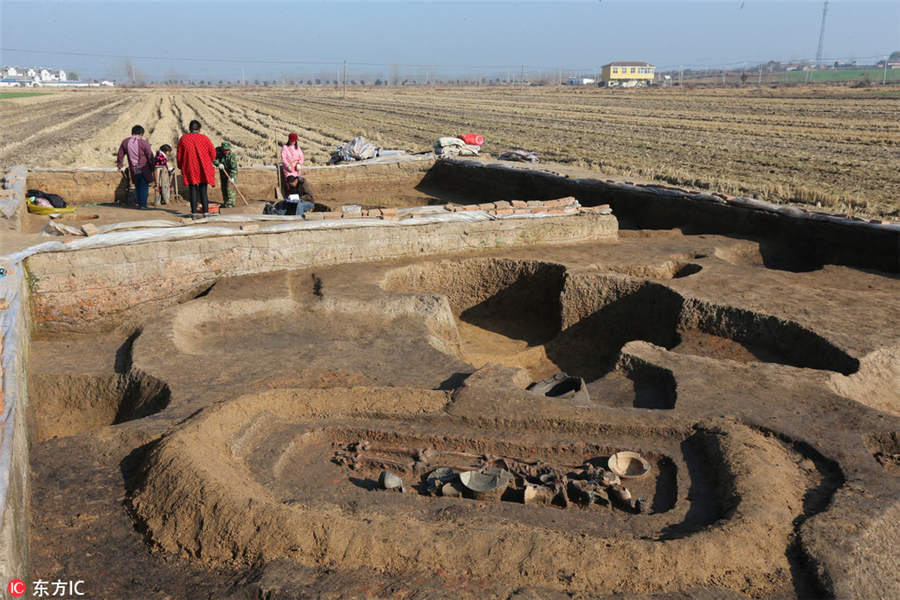 Prehistoric relics unearthed from Jiangsu tombs