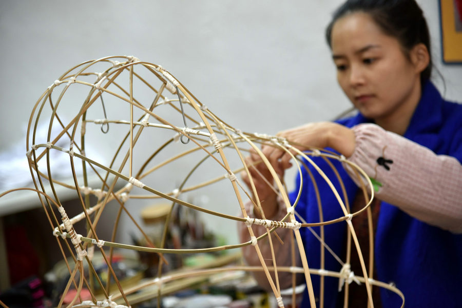 Mother and daughter: Generations of 'lion head' makers