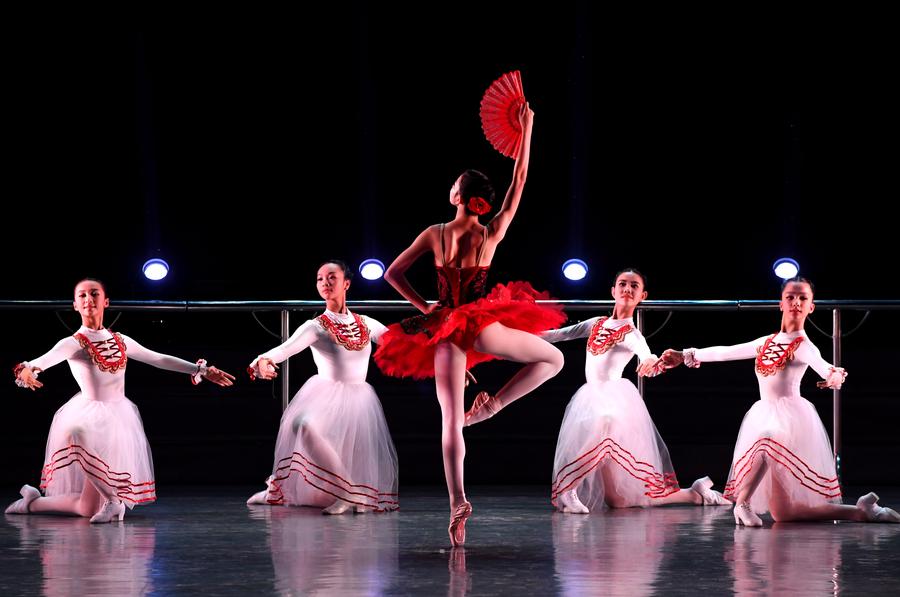 Performances staged at 5th China Xinjiang Int'l Folk Dancing Festival in Urumqi