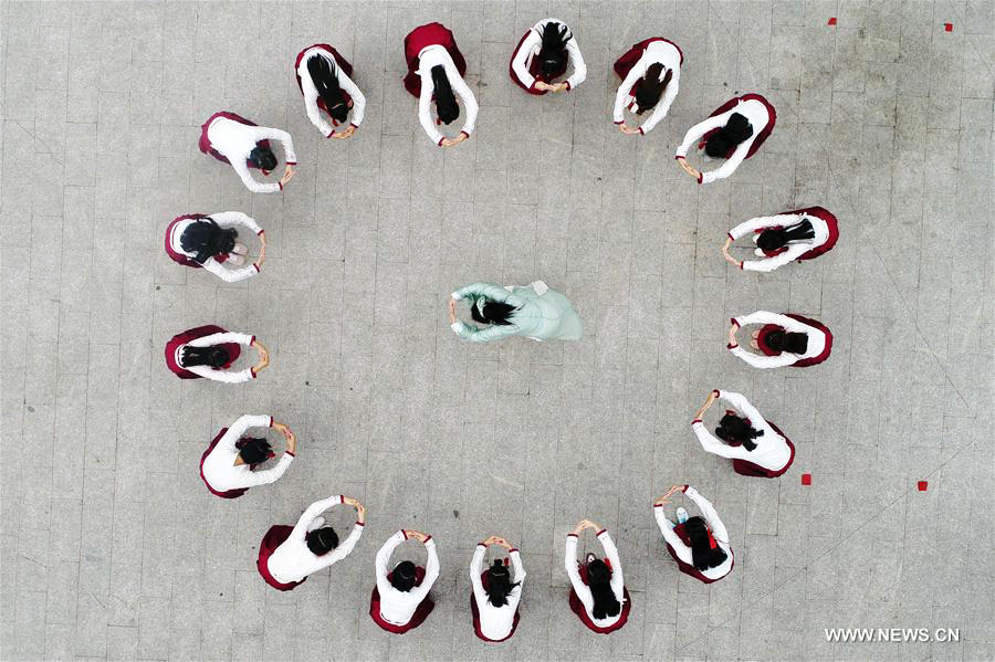 Han dress fans show Chinese traditional coming-of-age ceremony