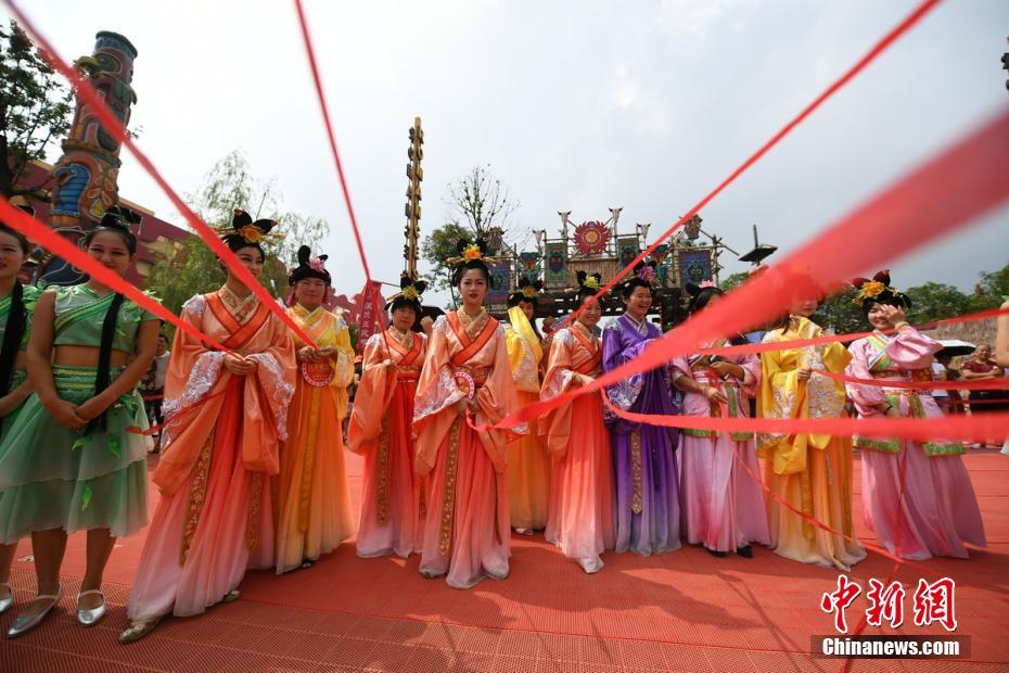 Hunan singletons reenact 'Qixi' legend