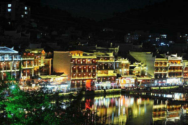 Artists from home and abroad to meet in Fenghuang