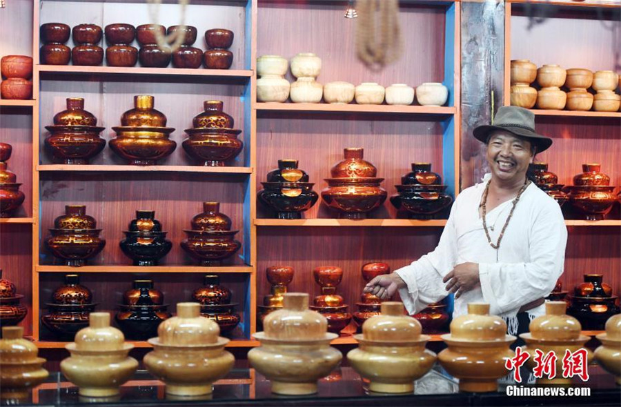 Inheritor of traditional Tibetan wooden products in SW China's Yunnan