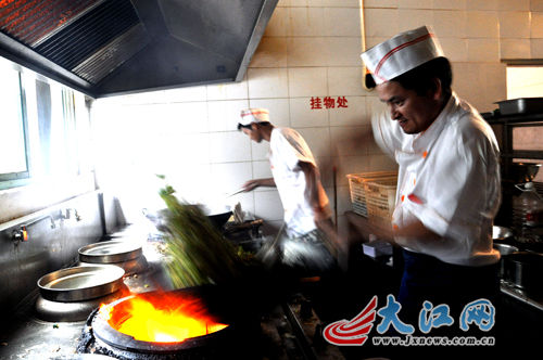 “走基層 轉(zhuǎn)作風(fēng) 改文風(fēng)”系列報(bào)道：大食堂里的小故事（圖）