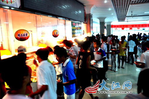“走基層 轉(zhuǎn)作風(fēng) 改文風(fēng)”系列報(bào)道：大食堂里的小故事（圖）