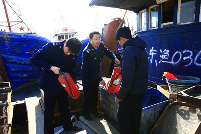 山東多舉措防范海冰災害 登船進倉為漁民服務
