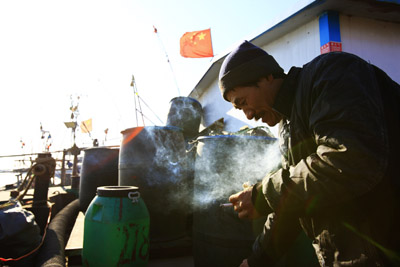 山東多舉措防范海冰災害 登船進倉為漁民服務