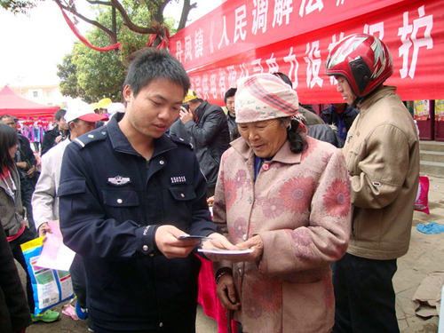 云南師宗鐵警進村進校開展普法宣傳