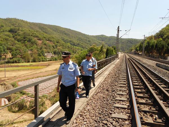 昆鐵警方深入推進線路治安“百日攻堅”整治