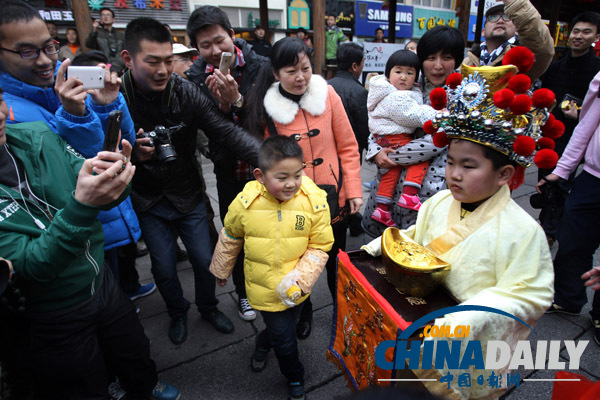立春日“天官”降臨福州賜福 遭游客圍觀
