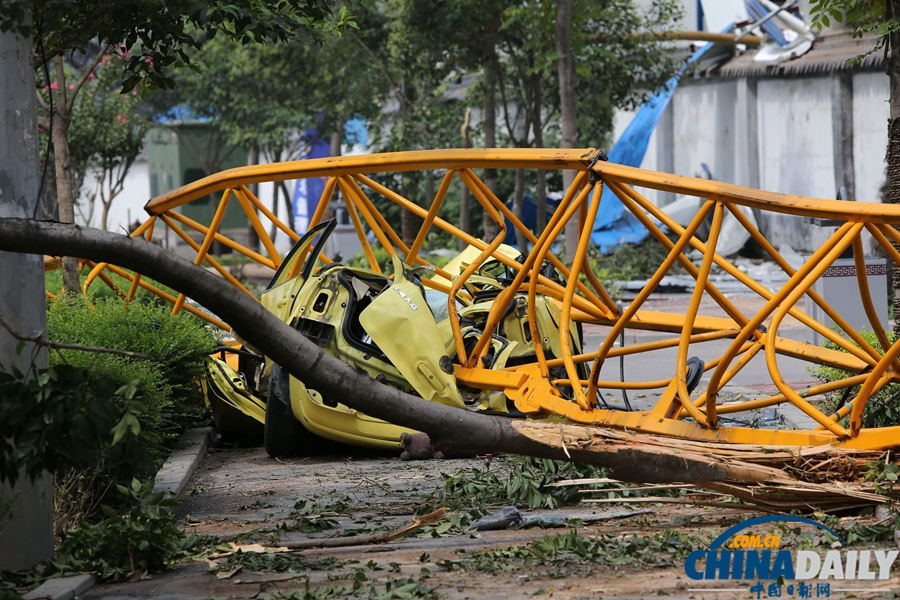 西安：突發(fā)暴風(fēng)雨天氣 塔吊倒塌砸中板房4人亡