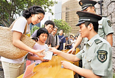 駐港部隊(duì)將舉辦回歸晚會(huì) 6000張門票1小時(shí)派罄