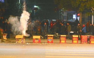 爆竹上演最后的瘋狂：環衛工無奈上路“消”夜