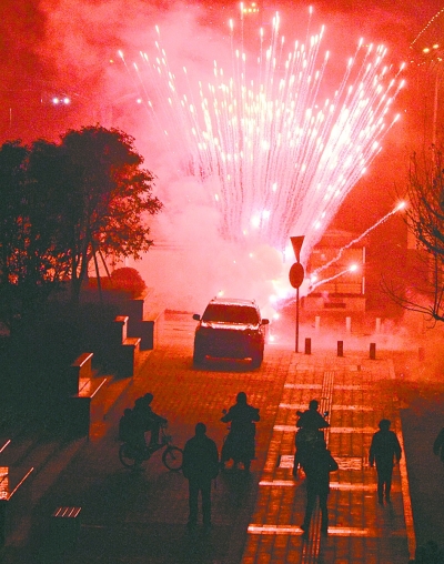 爆竹上演最后的瘋狂：環衛工無奈上路“消”夜