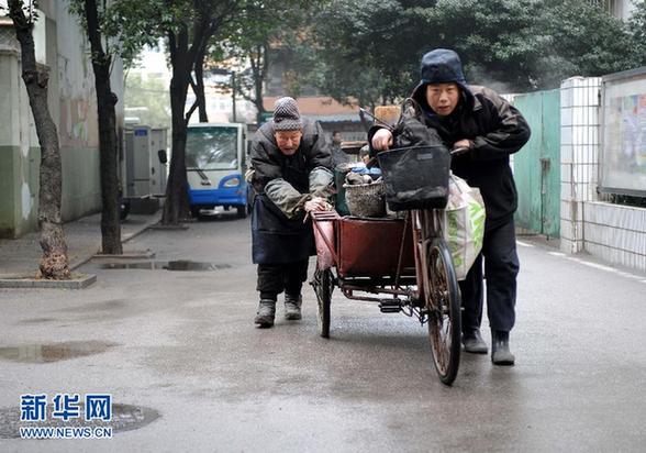 年近九旬自食其力　“烤梨爺爺”走紅網絡