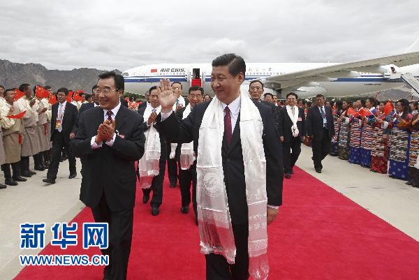 習近平率中央代表團飛抵拉薩 出席西藏和平解放60周年慶?;顒?/></p>
<p>7月17日,以中共中央政治局常委、國家副主席、中央軍委副主席習近平為團長的中央代表團飛抵拉薩,出席西藏和平解放60周年慶?;顒?。中央代表團在機場受到西藏各族群眾的熱烈歡迎。新華社記者蘭紅光攝</p>
<p align=