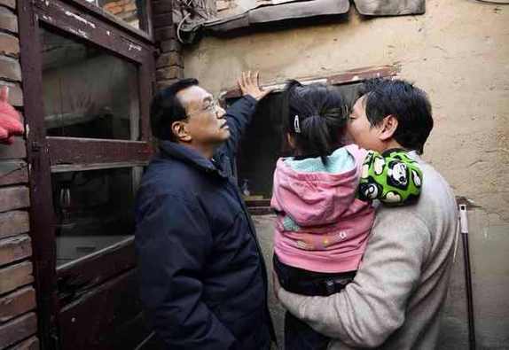 李克強(qiáng)考察棚戶區(qū):彎腰坐上高低床