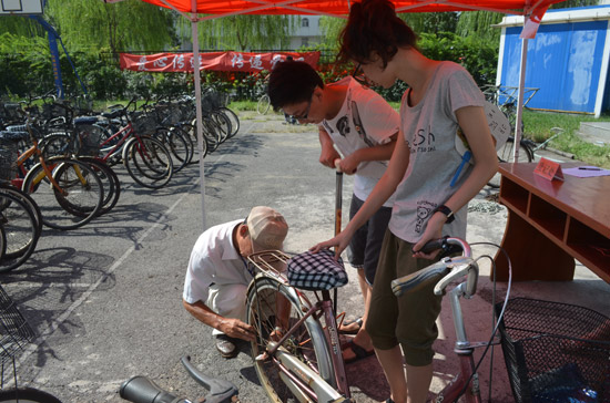 南開大學(xué)為家庭經(jīng)濟(jì)困難新生發(fā)放愛心自行車