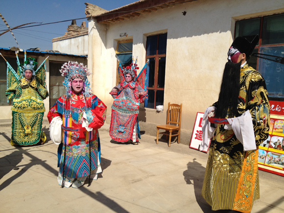 小營盤鎮(zhèn)農(nóng)民秦劇團(tuán)活躍在博樂市城鄉(xiāng)義務(wù)演出