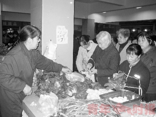 平價菜惹人愛:青菜降到7毛/斤 隊伍排到市場外