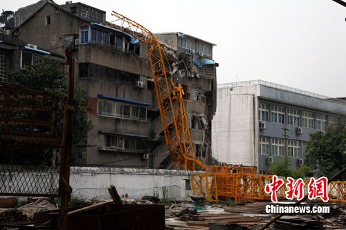 溫州塔吊倒塌事故致兩人受傷 原因仍在調(diào)查中