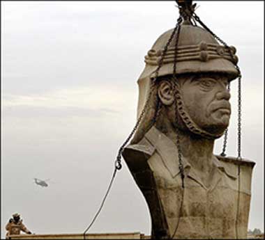 Giant Saddam bust dismantled