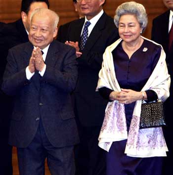 Cambodia's King Norodom Sihanouk (L) and Queen Norodom Monineth attend a reception in Beijing September 30, 2004. Sihanouk, now 83, abdicated on Thursday, his son said. The picture was taken on September 30, 2004. 