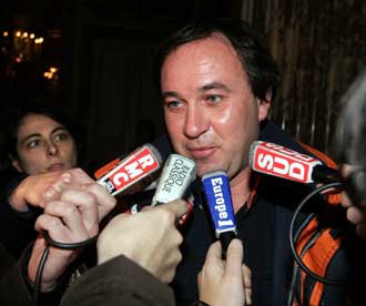 France's Thierry Chesnot, brother of Iraqi hostage Christian Chesnot speaks to reporters December 21 2004 in Paris, following the announcement of the release of two French journalists held hostage in Iraq since August 20, 2004. Iraqi militants handed over Georges Malbrunot and Christian Chesnot to the French embassy in Bagdad. 