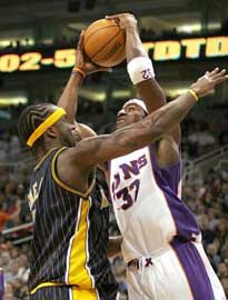 Phoenix Suns forward Amare Stoudemire, right, attempts a shot over Indiana Pacers forward Jermaine O'Neal in the second quarter Sunday, Jan. 9, 2005, in Phoenix.[AP]