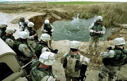 Soldiers from the U.S. Army 1st Infantry Division stop to pray at the road connecting Baghdad and Baquba, January 30, 2005. U.S.-led forces could leave Iraq within 18 months, Iraqi interim Interior Minister Falah al-Naqib told Britain's Channel 4 News after Iraq's election. [Reuters]