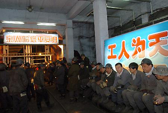 Mineworkers gather at the mine entrance of the gas explosion site as rescue work goes on. 203 workers have been confirmed killed, 22 injured and 13 missing in the coal mine blast in Fuxin, Liaoning Province.[Xinhua]