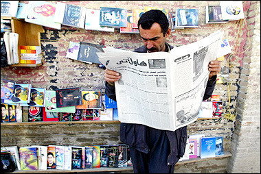 A man reads the newspaper in the city of Sulaimaniyah, 330 kilometers north of Baghdad. After the historic opening of their elected parliament, political heavyweights bartered on the make-up of Iraq's next government, seeking a balance among the nation's fractious ethic and religious mix. [AFP]