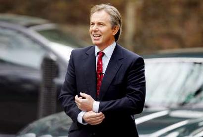 Britain's Prime Minister Tony Blair arrives back in Downing Street before announcing the date of the general election, in London April 5, 2005. Blair confirmed on Tuesday that Britain will vote in a new government at a May 5 general election as polls suggested a real contest for the first time since 1992. REUTERS/Stephen Hird 