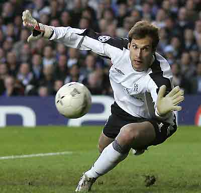 Chelsea's goalkeeper Petr Cech dives to make a save during the Champions League semi-final first leg soccer match against Liverpool at Stamford Bridge in London April 27, 2005. [Reuters]