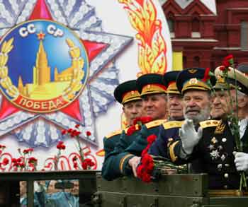 Russian World War Two veterans sit in a vehicle as they take part in the military parade on Red Square in Moscow, May 9, 2005. [Reuters]