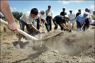 Relatives and friends of an Uzbek killed during clashes between government forces and local protesters bury him at a cemetery in the Uzbek town of Andijan. Distraught relatives searched for bodies in Uzbekistan's smoldering city of Andijan, where dozens were killed in a military crackdown after anti-government protests that hardline President Islam Karimov blamed on Islamic radicals.(AFP