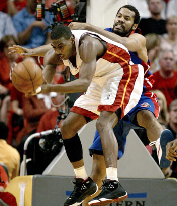 Miami Heat guard Eddie Jones (L) collides with Detroit Pistons' Rasheed Wallace during the first quarter of Game 7 of the NBA Eastern Conference Finals in Miami June 6, 2005. [Reuters]