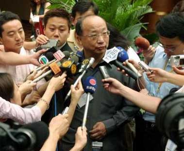 Taichung Mayor Jason Hu is surrounded by reporters before a meeting for the World Mayors' Forum in Beijing, June 8, 2005. More than 300 local government leaders from around the world are gathering in Beijing for the World Mayors' Forum which formally opens on Thursday. Top of the agenda are discussions on coping with natural and man-made disasters and how best to meet the United Nations (U.N.) Millennium Development Goals. 