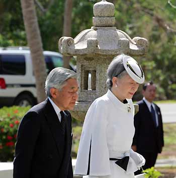 Japan's Emperor Akihito (L), accompanied by Empress Michiko, arrives at the Monument of the War Dead in the Mid-Pacific, to pay their respects to the Japanese soldiers who died in the bloody World War Two Battle of Saipan, in Saipan June 28, 2005. [Reuters]